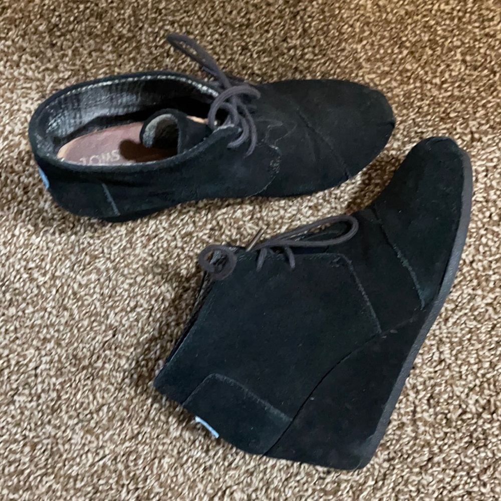 Tom’s wedge booties